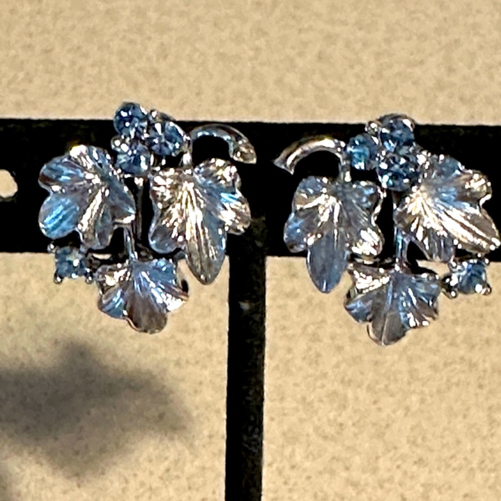 Vintage Lisner silver tone Leaf with blue rhinestone accents screw back (791)